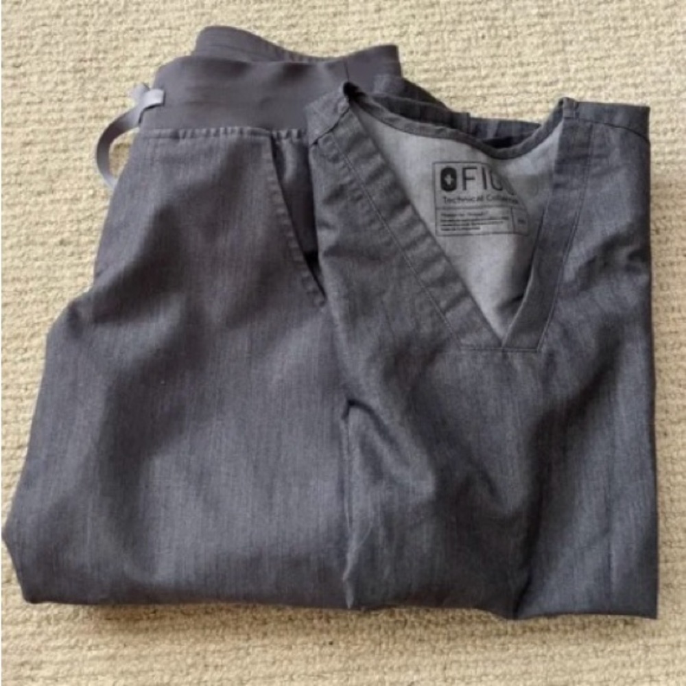 Figs Technical Collection Scrub Set Heathered Gray top XS, bottoms XXS-petite